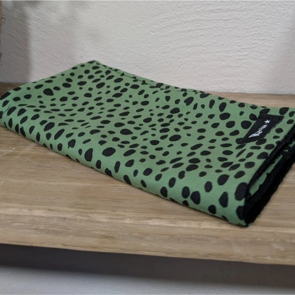 Haurren lepokoa puntuak berdea