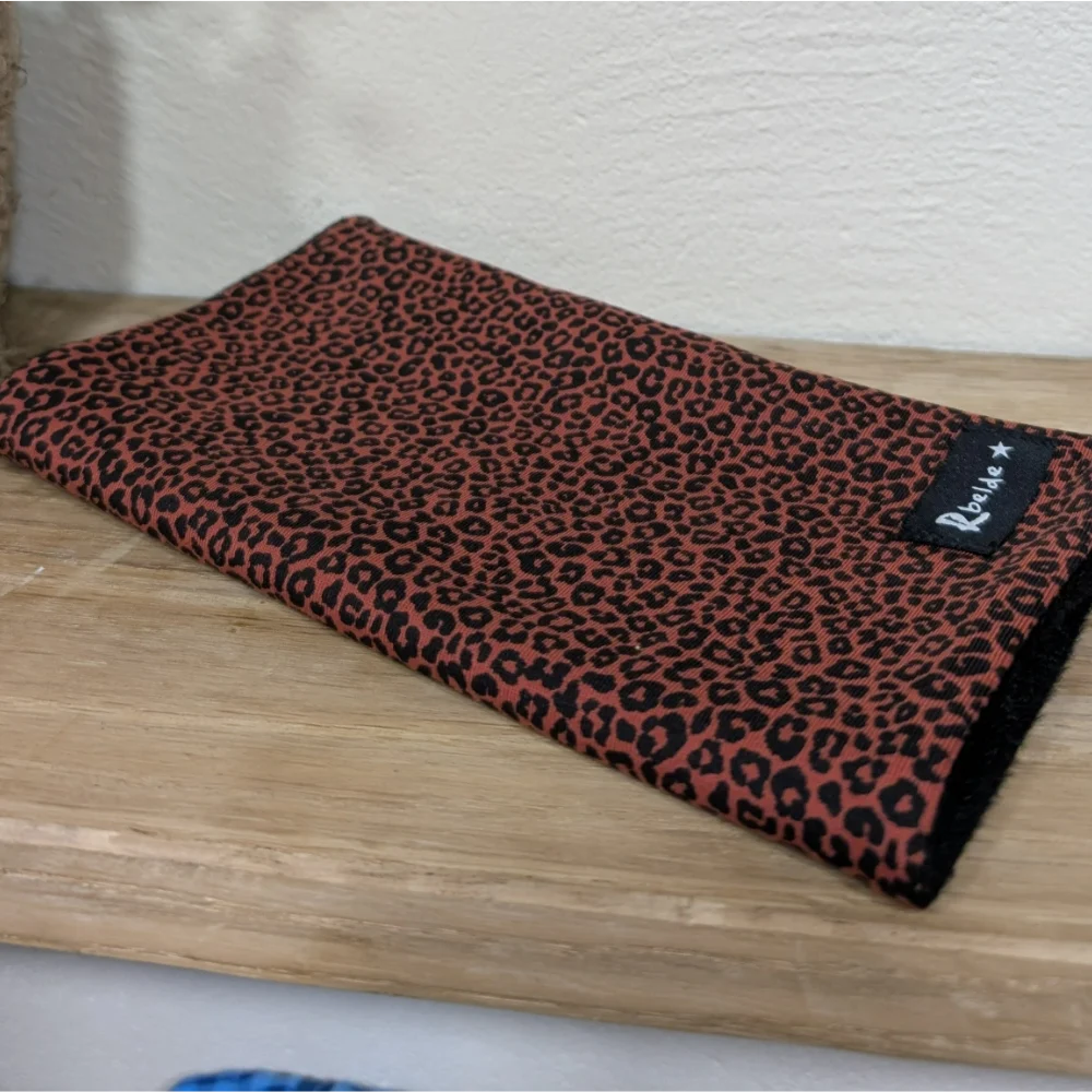 Haurren lepokoa leopardo teja