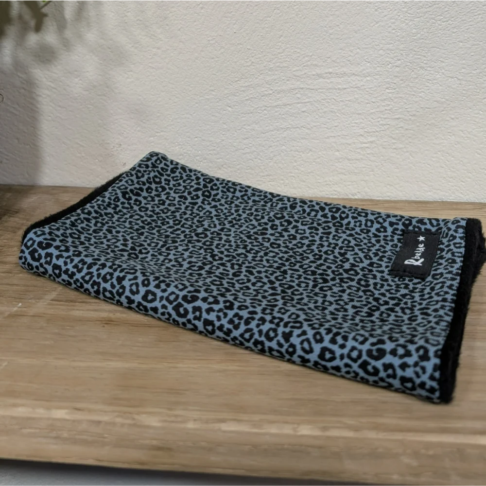 Haurren lepokoa leopardo urdina