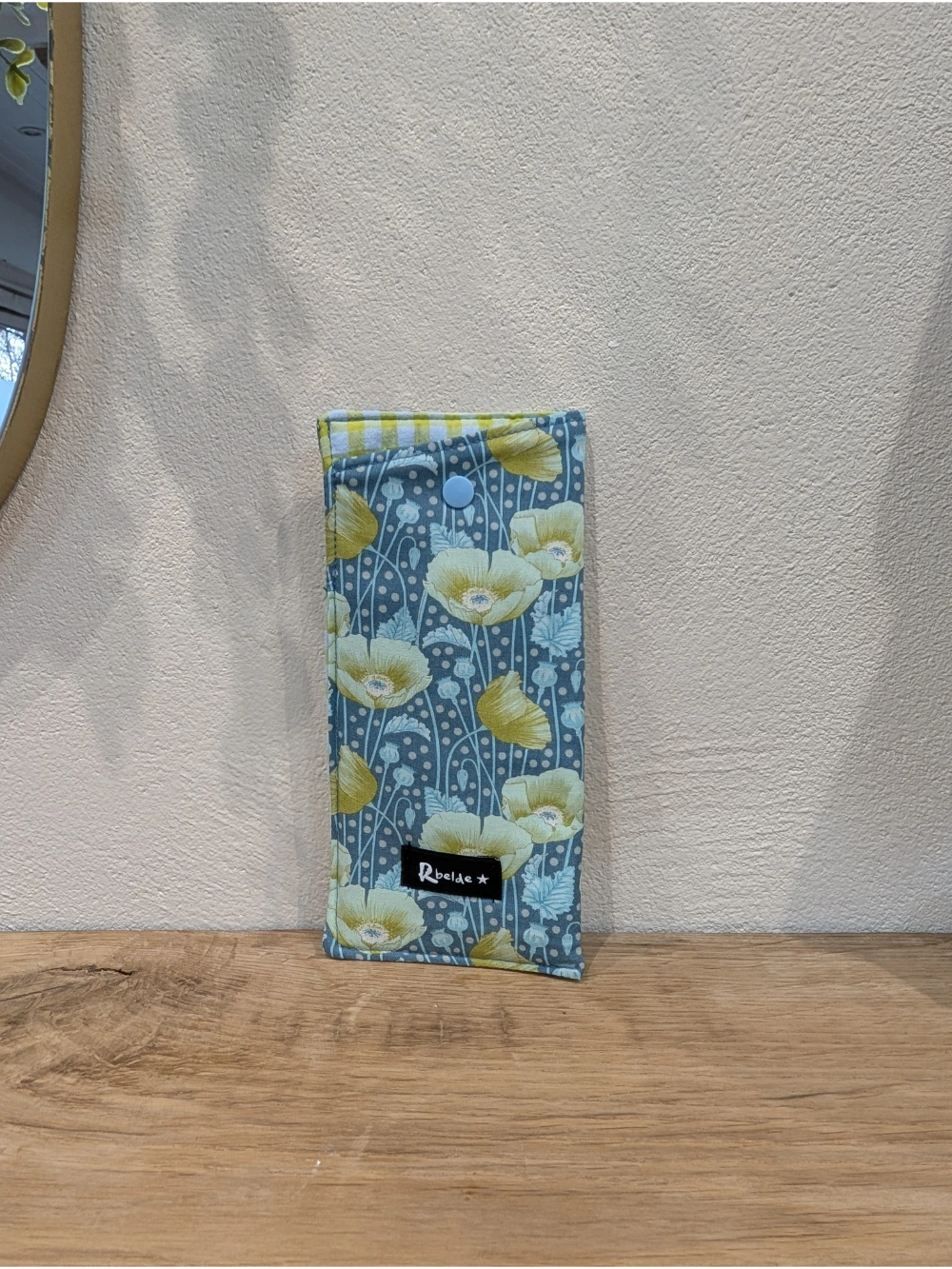 Betaurreko zorroa amapola urdina