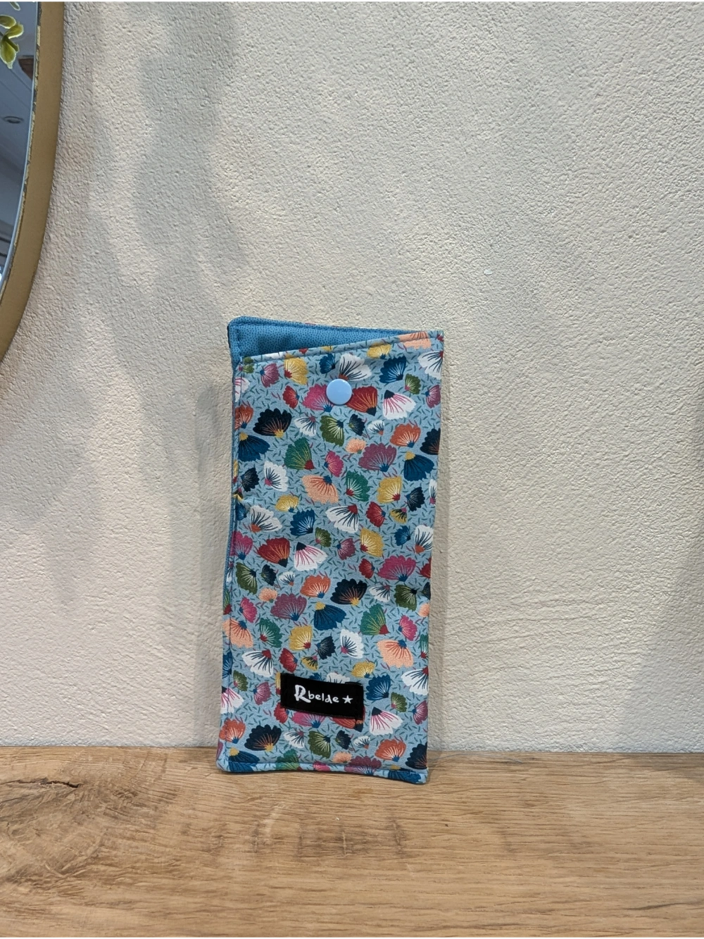 Betaurreko zorroa lore urdina