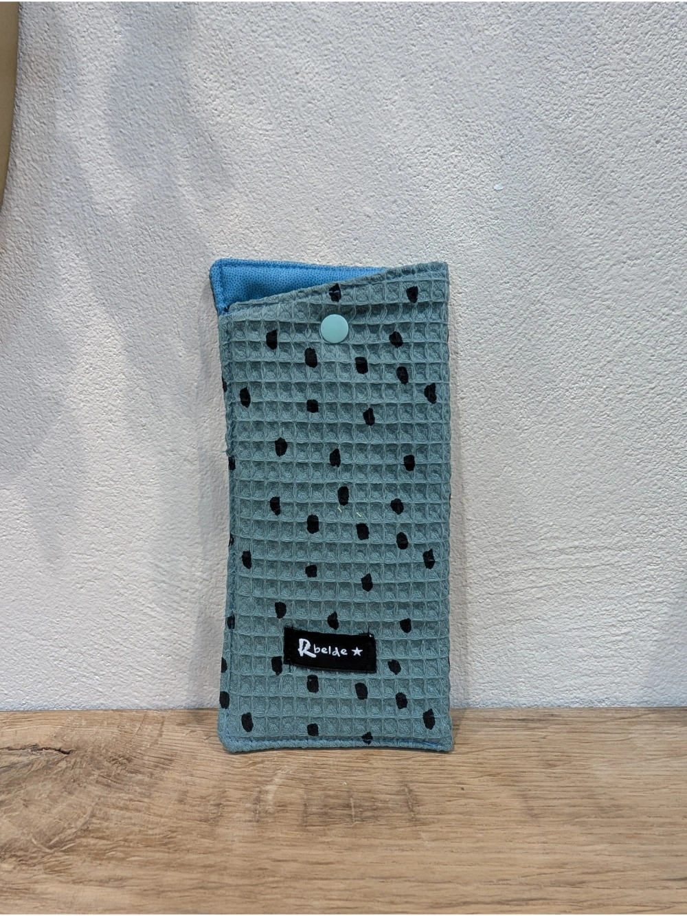 Betaurreko zorroa turkesa puntoduna