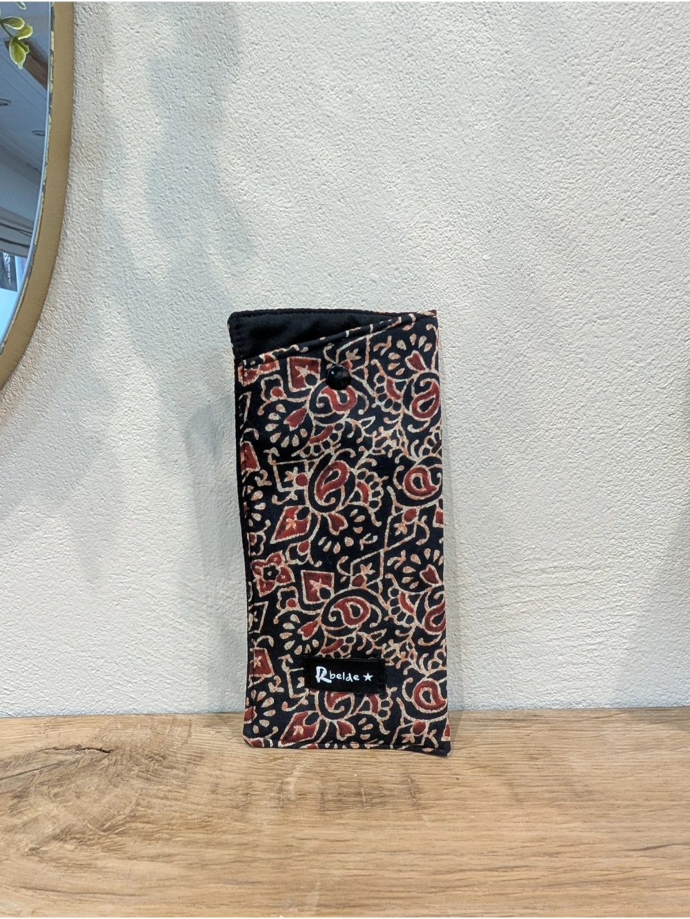 Betaurreko zorroa beltza eta granate