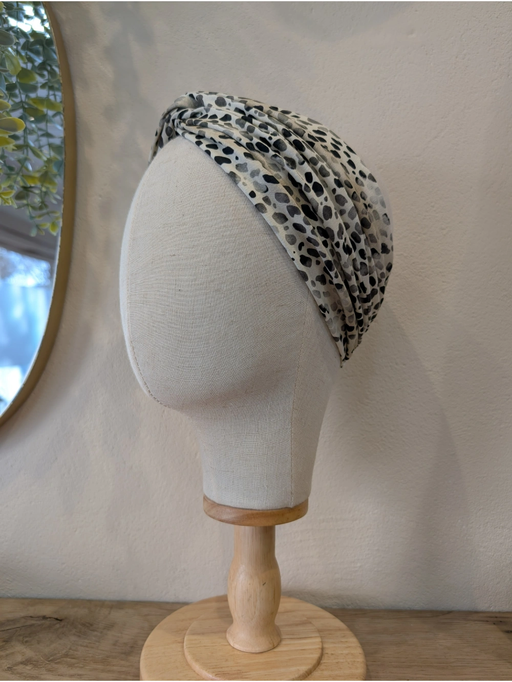 Turbante puntuak beix beltza