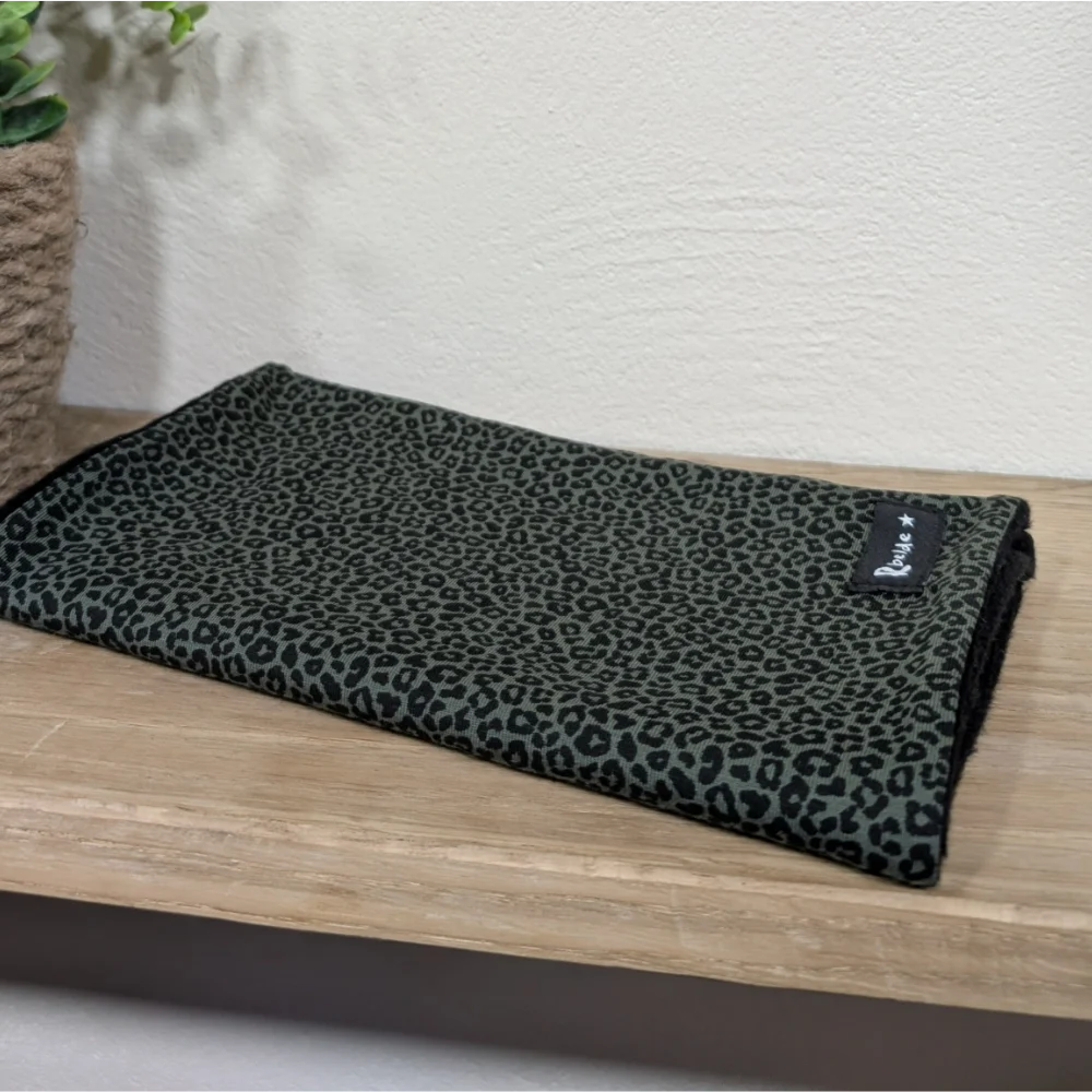 Helduen lepokoa leopardo kaki