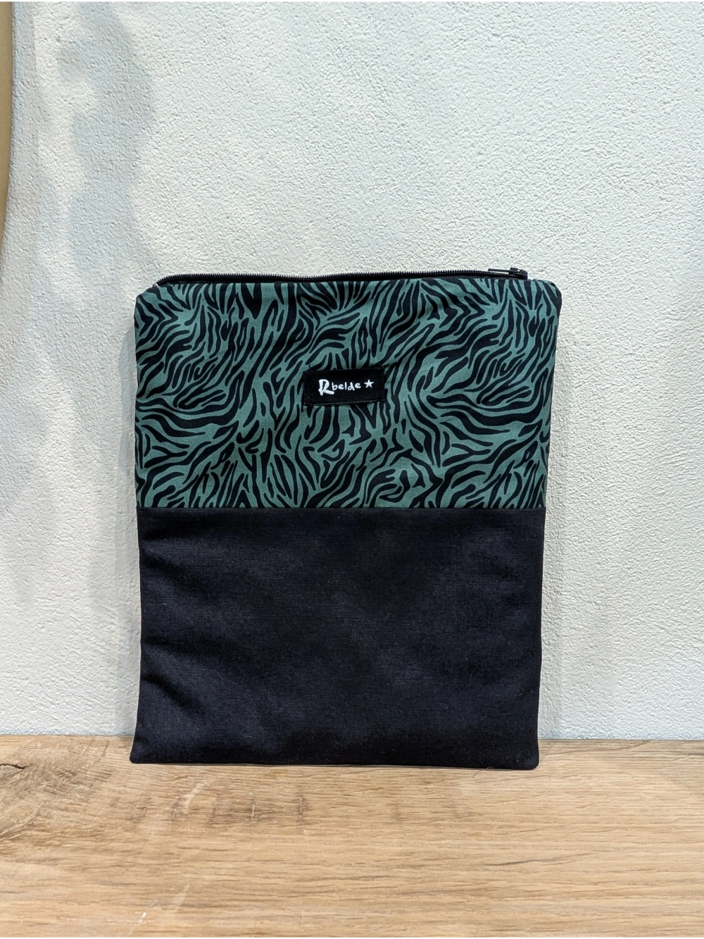 Liburu zorroa zebra kaki beltza