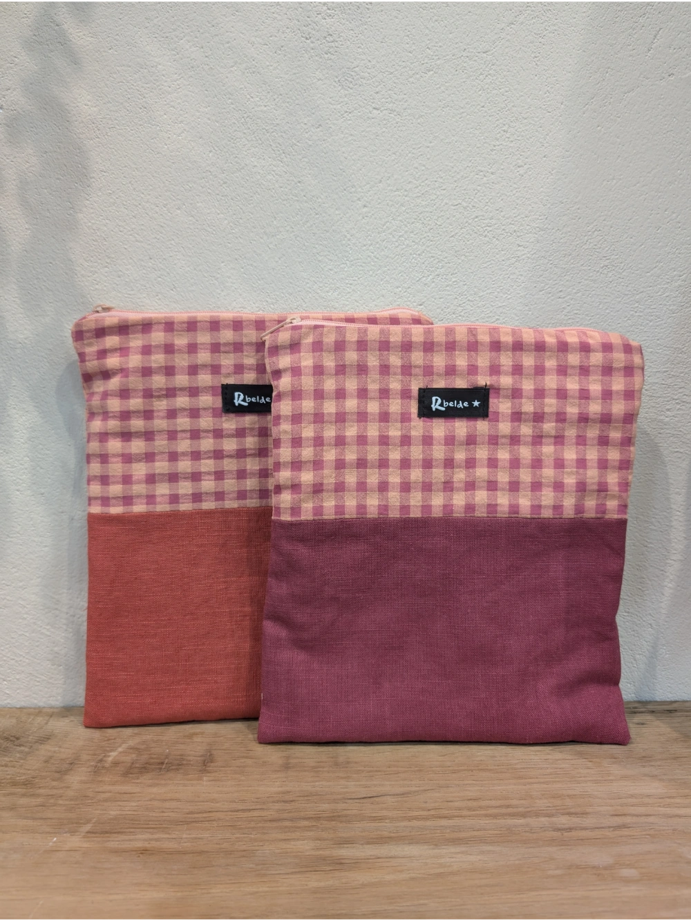 Liburu zorroa vichy arroxa hori krema