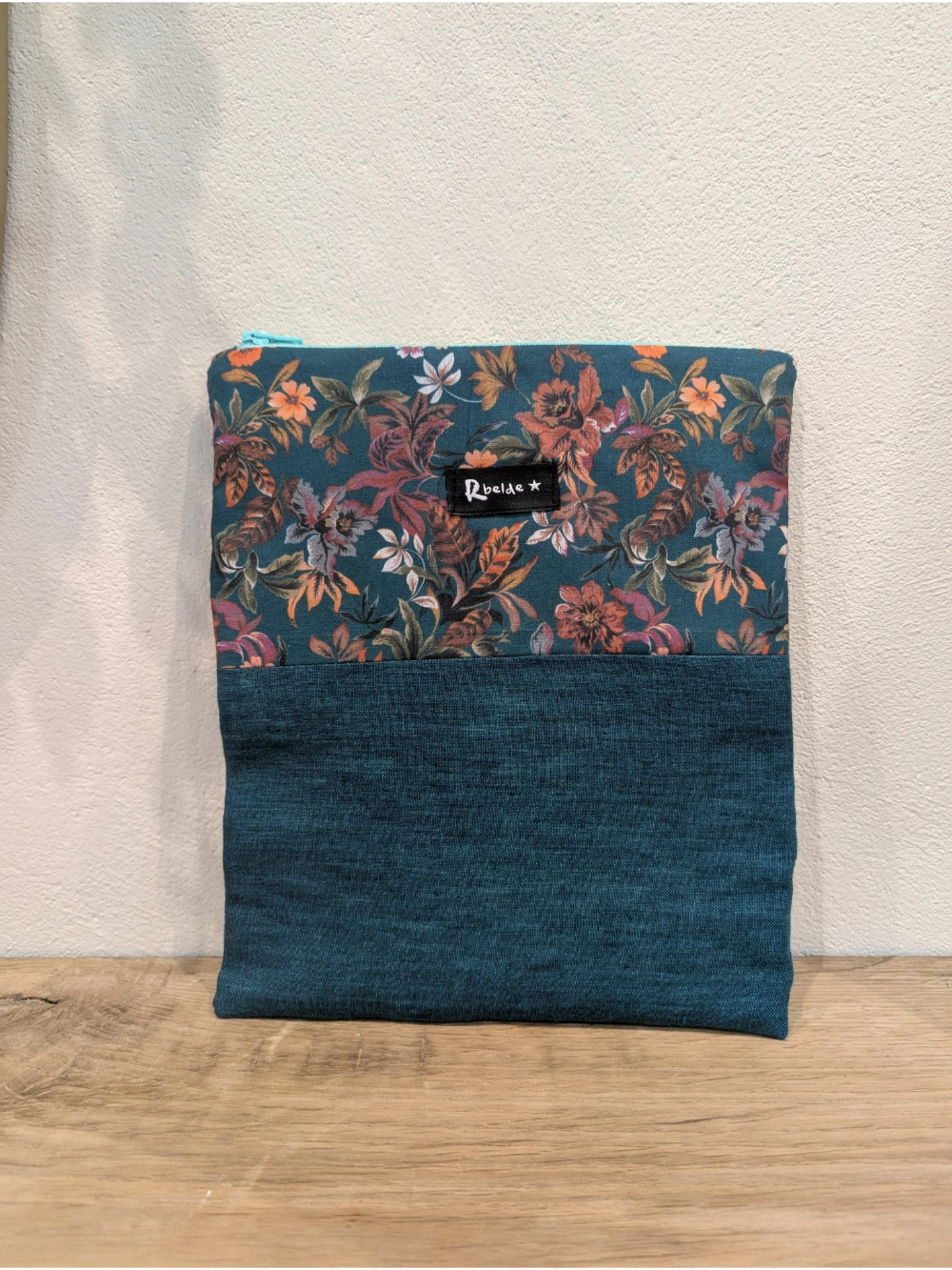 Liburu zorroa urdin loreduna