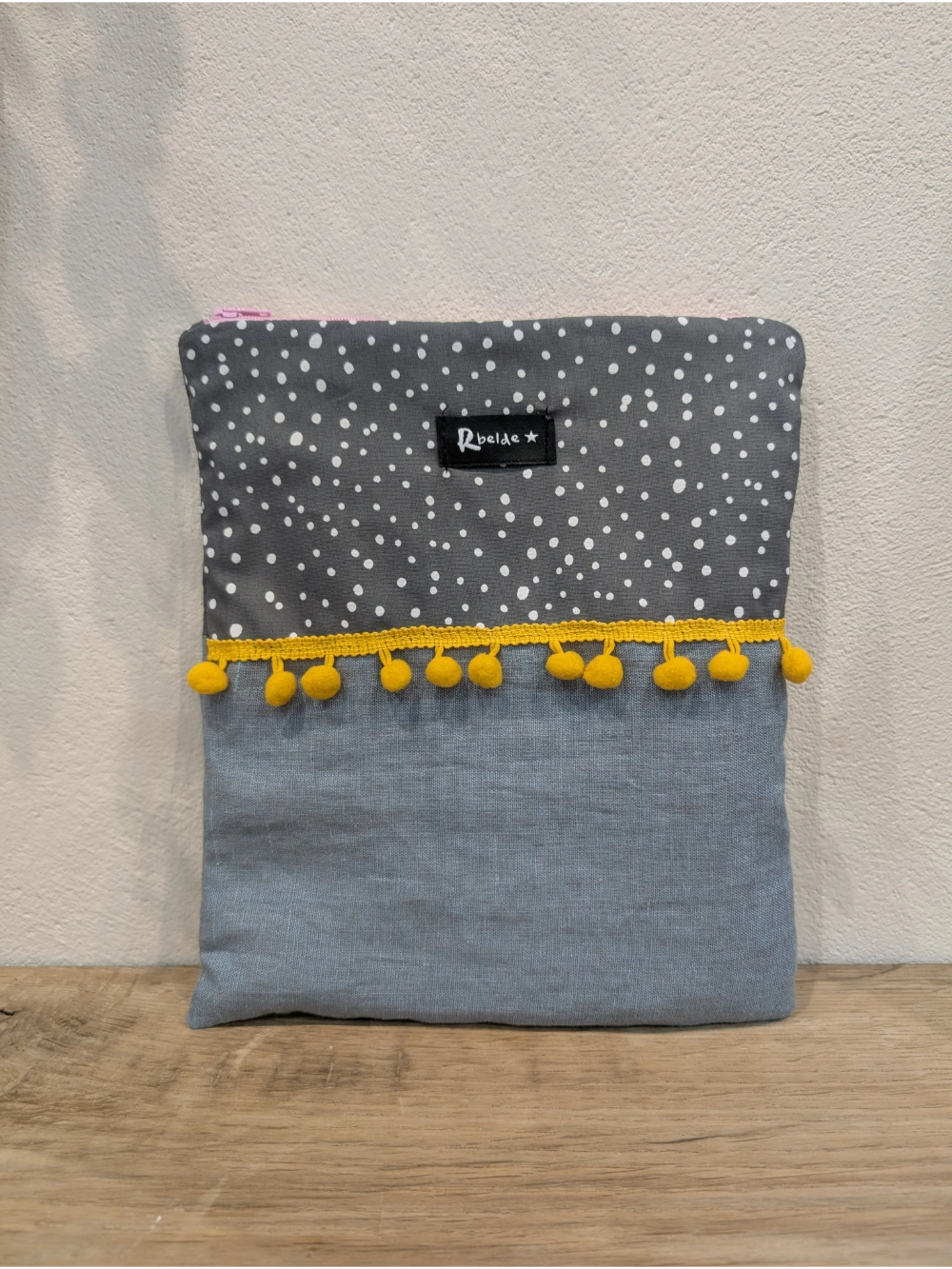 Liburu zorroa grix puntoduna