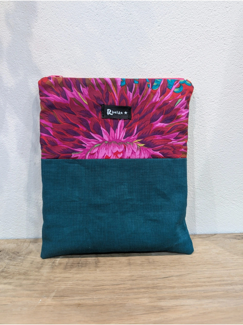 Liburu zorroa berde lore fuksia