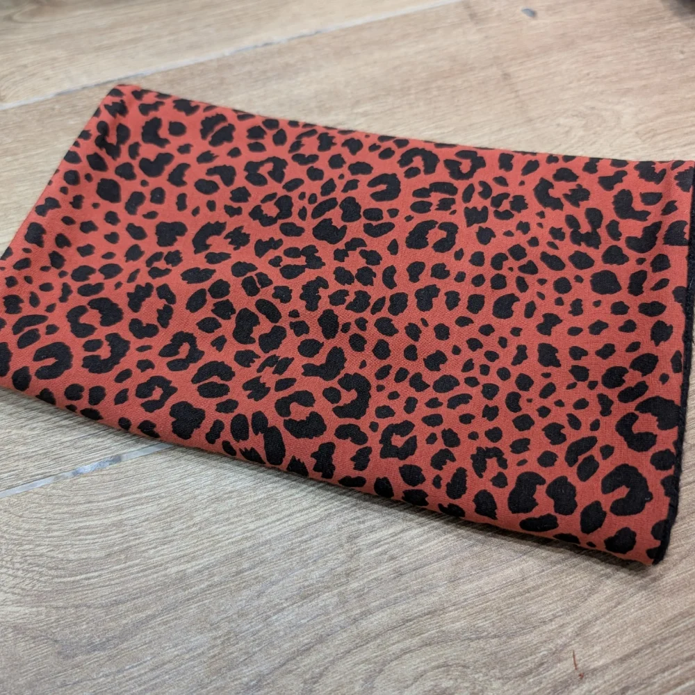 Helduen lepokoa leopardo teja haundia