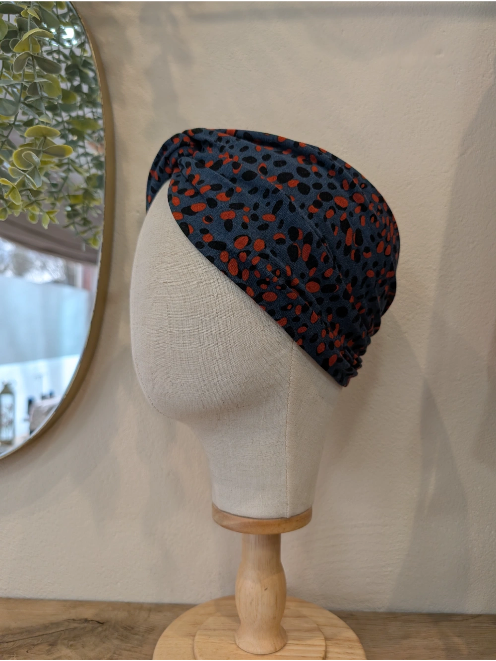 Turbante urdin marino puntu gorria