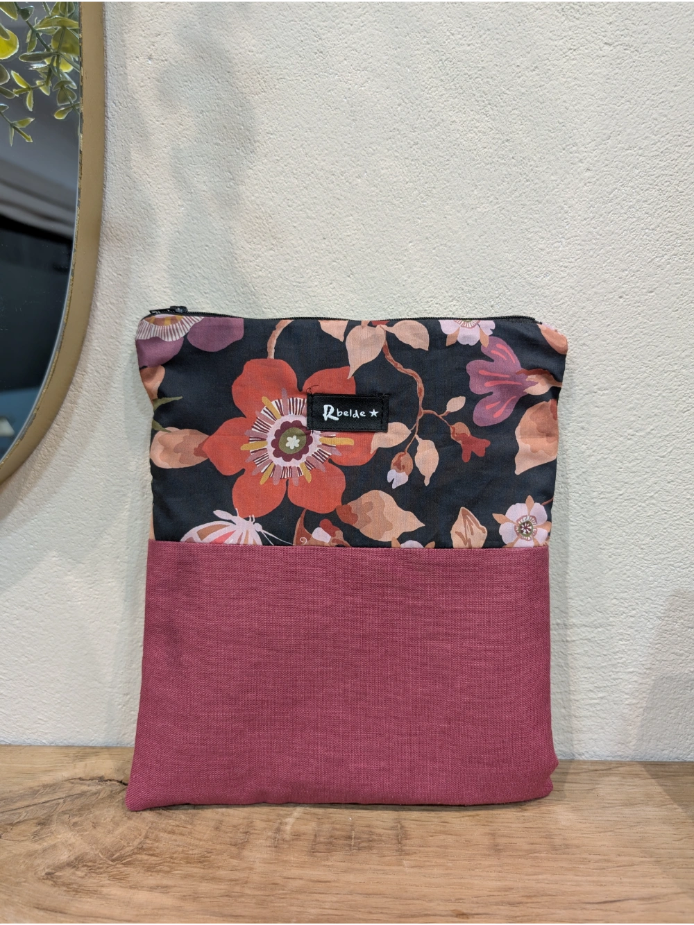 Liburu zorroa loreak berenjena