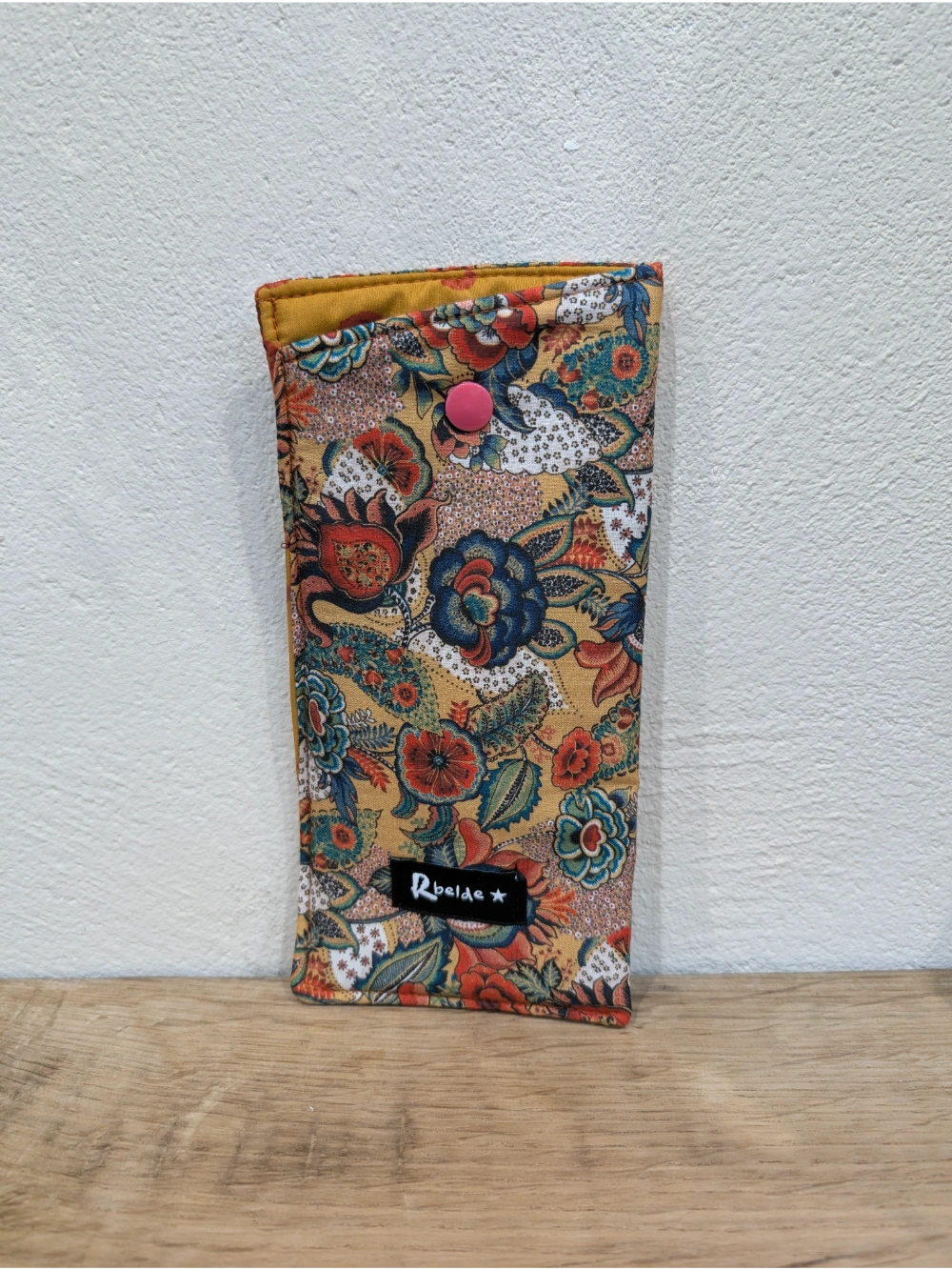 Betaurreko zorroa mostaza koloretsua