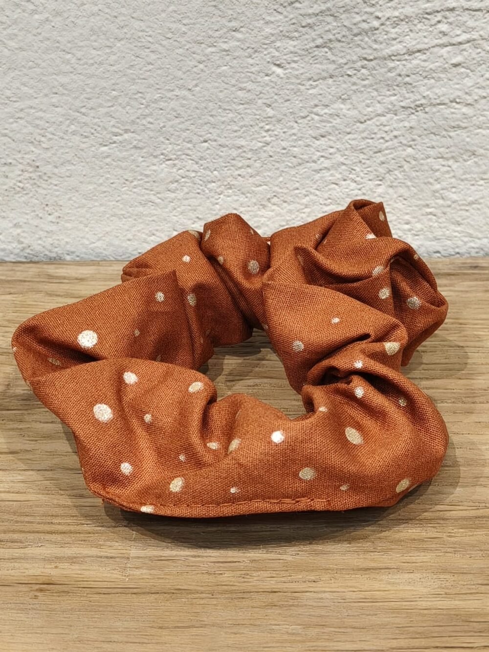 Koletero teja marroia urrezko puntuak