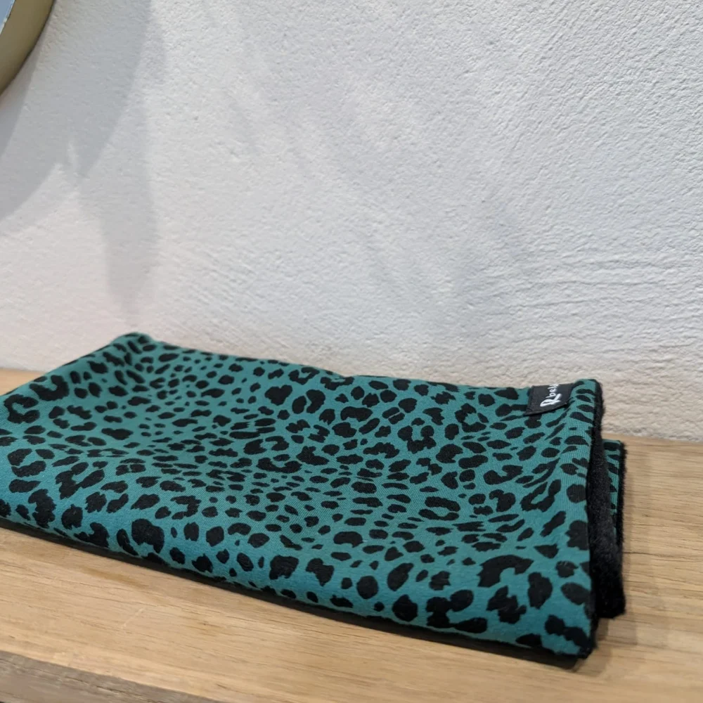 Helduen lepokoa leopardo esmeralda