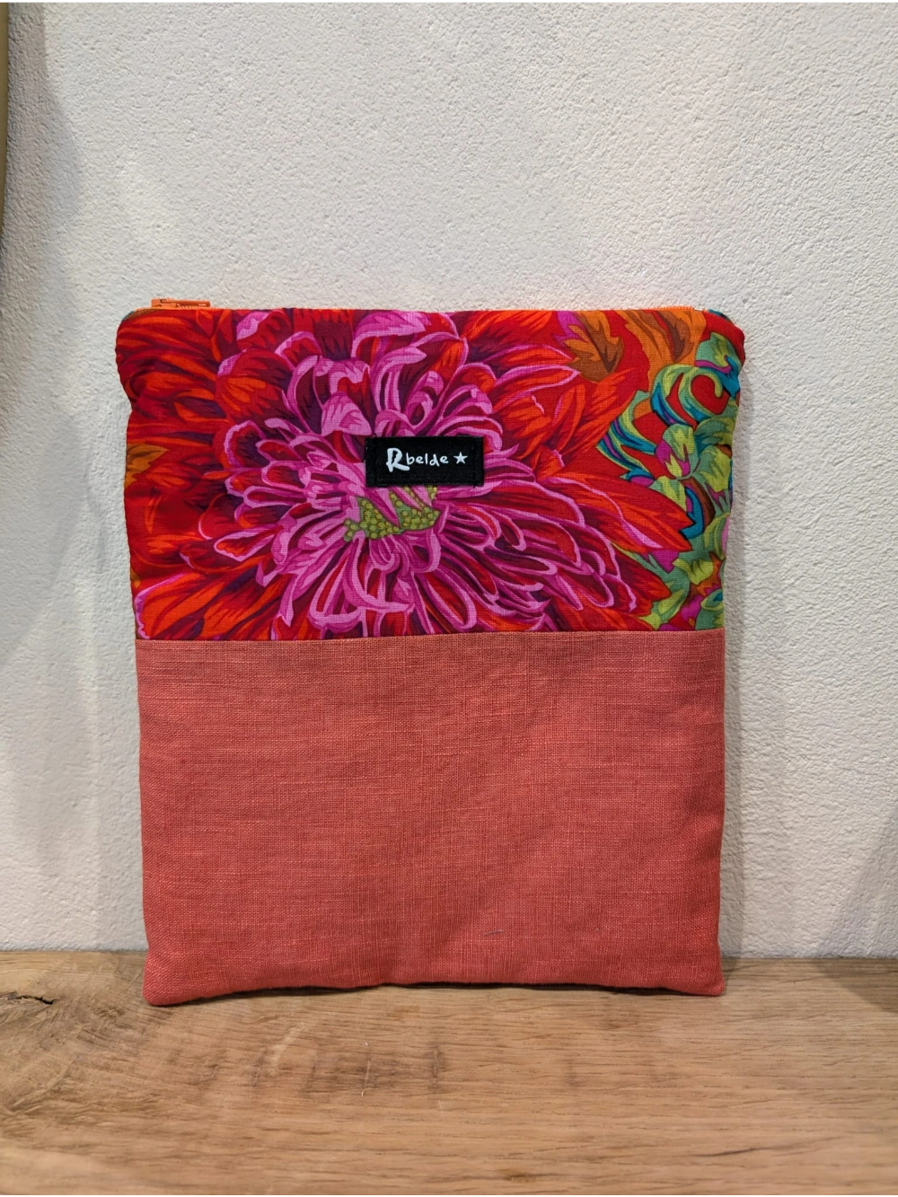 Liburu zorroa teja lore koloretsuak