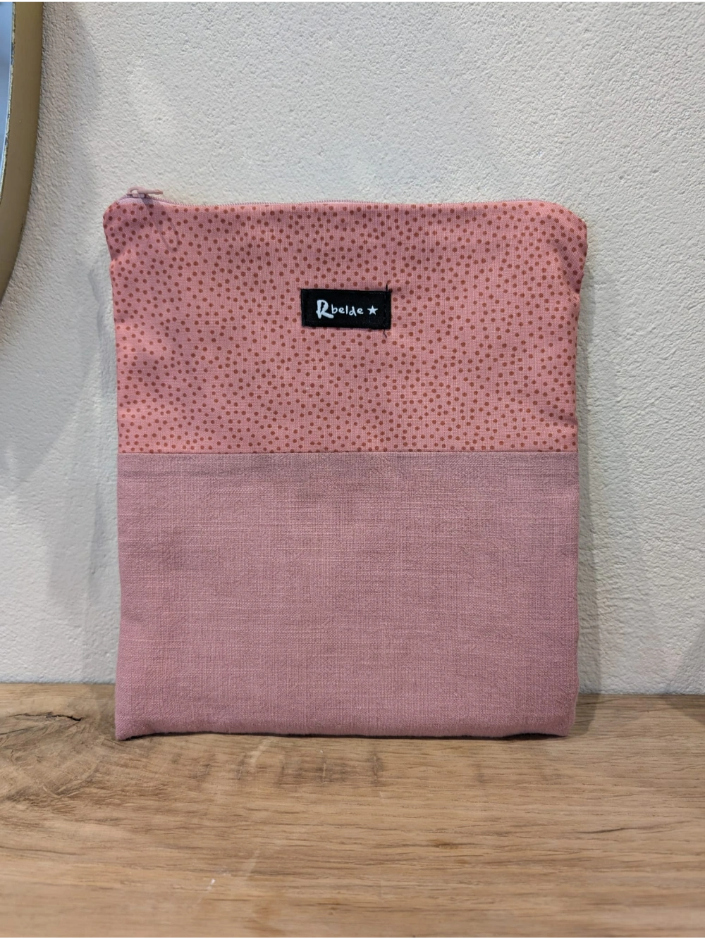 Liburu zorroa arroxa puntoduna