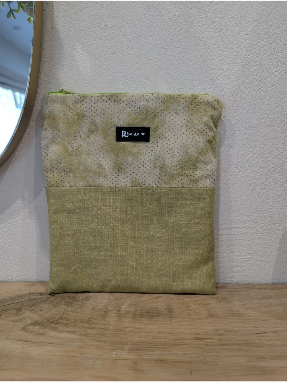 Liburu zorroa berdea puntoduna