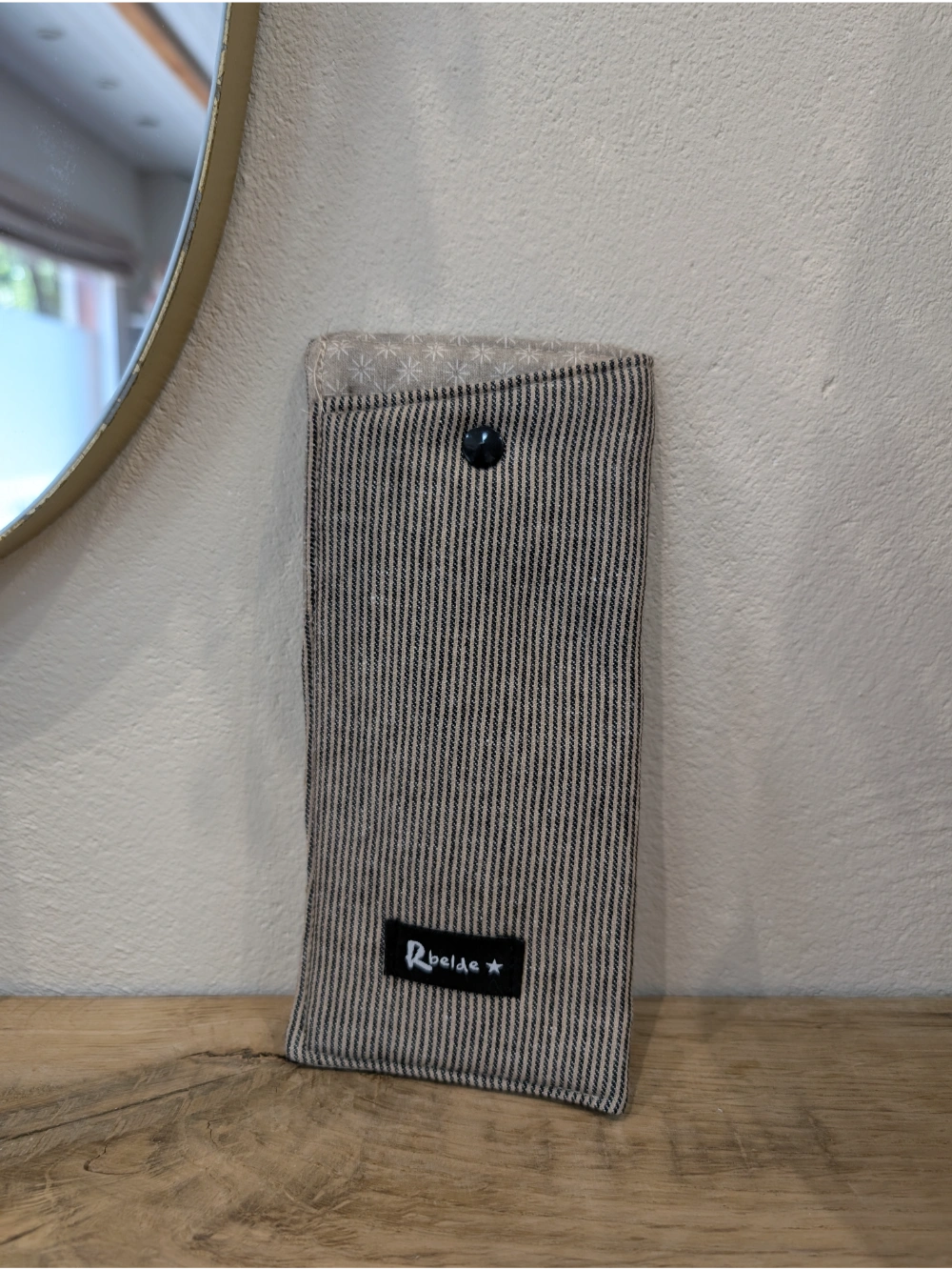 Betaurreko beltza beix marraduna