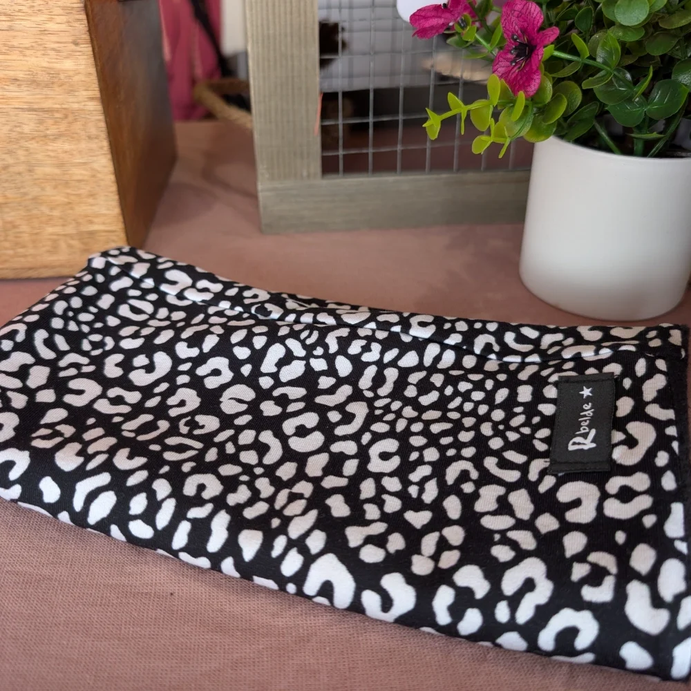 Helduen lepokoa leopardo handia txuri beltza
